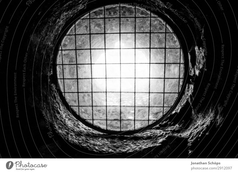 Gitter im Tunnel Mauer Wand dunkel gefangen Justizvollzugsanstalt Schacht bedrohlich gefährlich Gefängniszelle Burg oder Schloss Licht Hoffnung