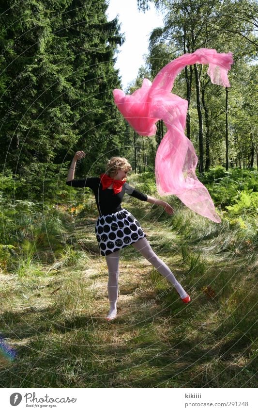 Im Wald tanzen Mädchen blond Baum Tuch Stoff rosa rot weiß schwarz Tanzen springen Clown Strumpfhose gepunktet werfen fliegen Freude lachen Tüll Wege & Pfade