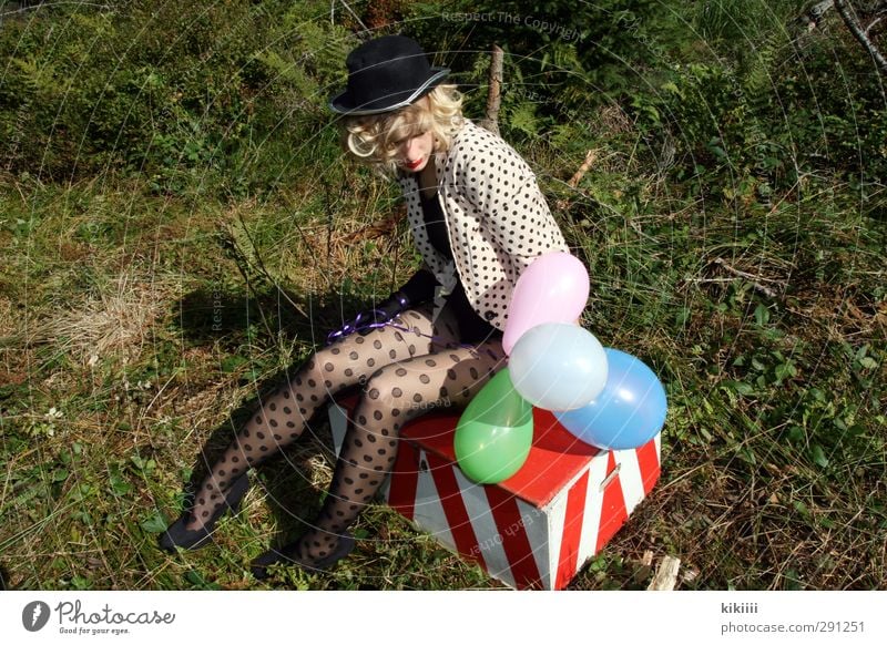 Pause Mädchen blond Clown Zirkus Luftballons bunt Kiste gepunktet Wiese warten sitzen Strumpfhose