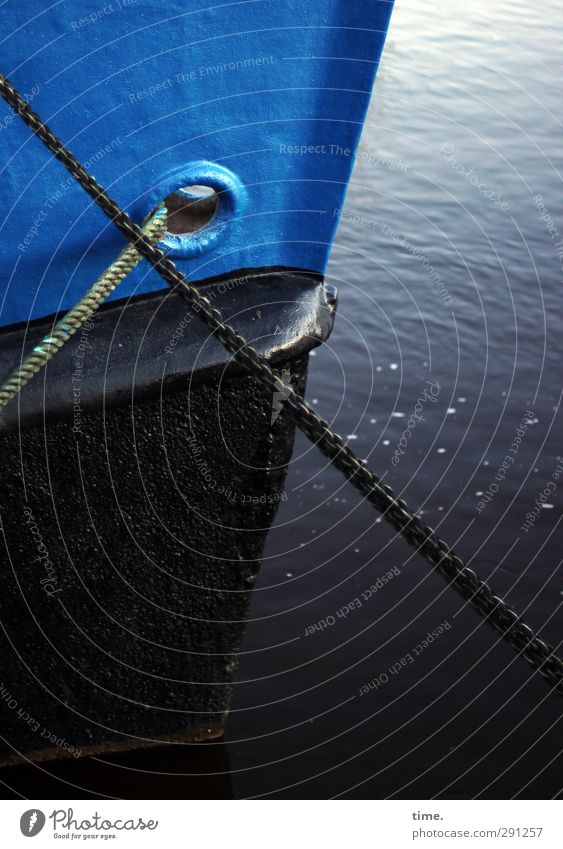 Zaumzeug Wasser Schifffahrt Binnenschifffahrt Seil Bootslack Bordwand eckig Flüssigkeit groß historisch kalt trocken blau schwarz Gelassenheit ruhig vernünftig