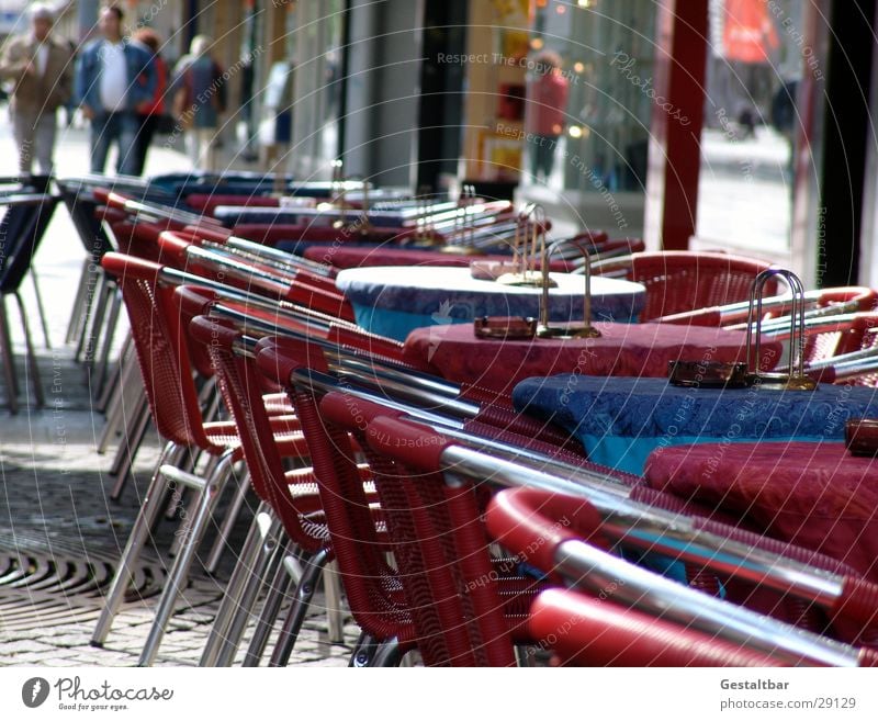 nix los leer Stuhl rot Straßencafé Tisch Menschenleer Fußgängerzone gestaltbar Ernährung Stadtcafe