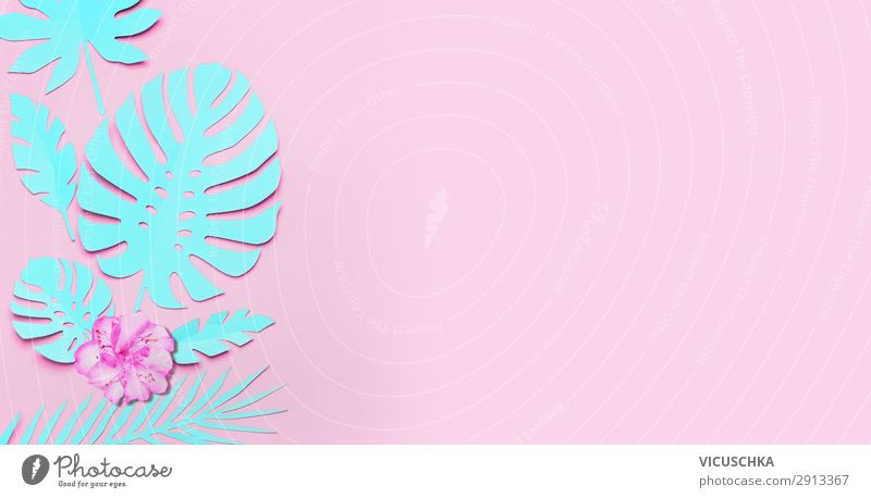 Türkisfarbene tropische Blätter und Blüten im Hintergrund. Tropenblätter auf rosa Hintergrund. Kreatives Komponieren in Pastellfarbe mit Kopierraum für Ihr Design. Banner oder Vorlage