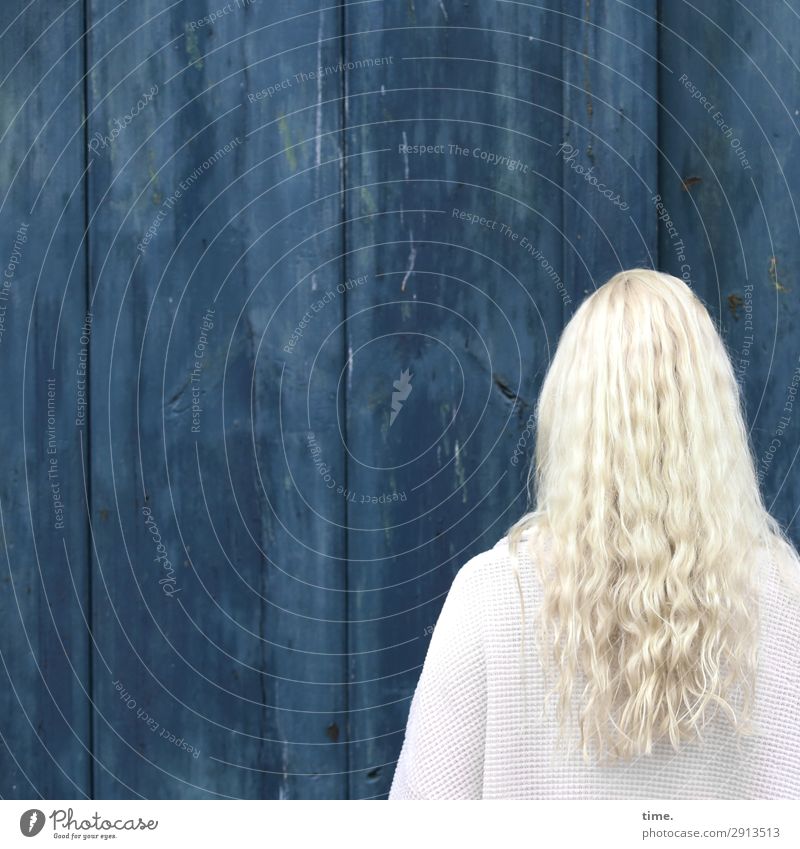 blonde Frau vor blauer Holzwand feminin Erwachsene Kopf Haare & Frisuren 1 Mensch Mauer Wand Jacke langhaarig Locken Linie Streifen stehen Sicherheit Schutz