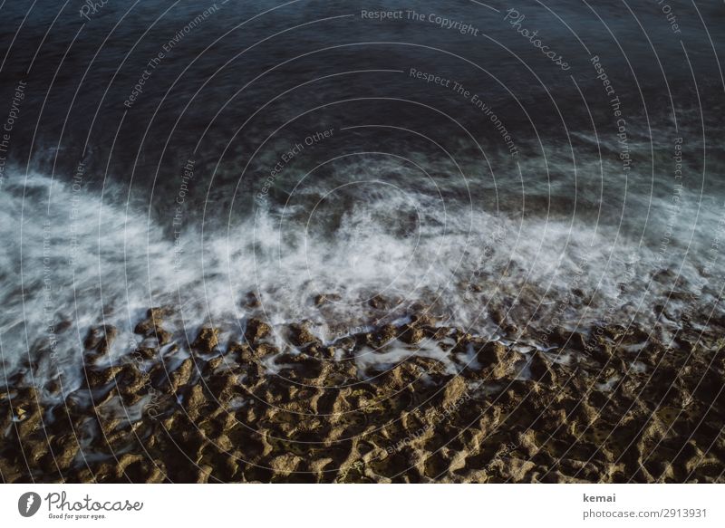 Brandung am Meer Wasser Langzeitbelichtung Wellen Felsen Stein Licht Kontrast wild Wildheit Abenteuer Menschenleer dunkel Natur blau Tag Küste Strand Urelemente