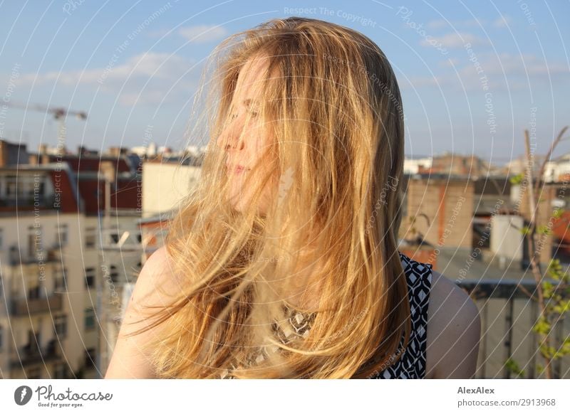 Blondes Mädchen mit wehendem Haar auf Dachterrasse Lifestyle Stil Freude schön Leben Junge Frau Jugendliche Haare & Frisuren 13-18 Jahre Jugendkultur Landschaft