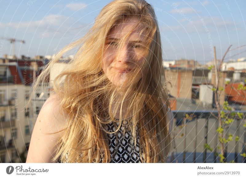 Blondes Mädchen mit wehendem Haar auf einer Dachterrasse Stil Freude schön Haare & Frisuren Leben Junge Frau Jugendliche 13-18 Jahre Umwelt Frühling Sommer