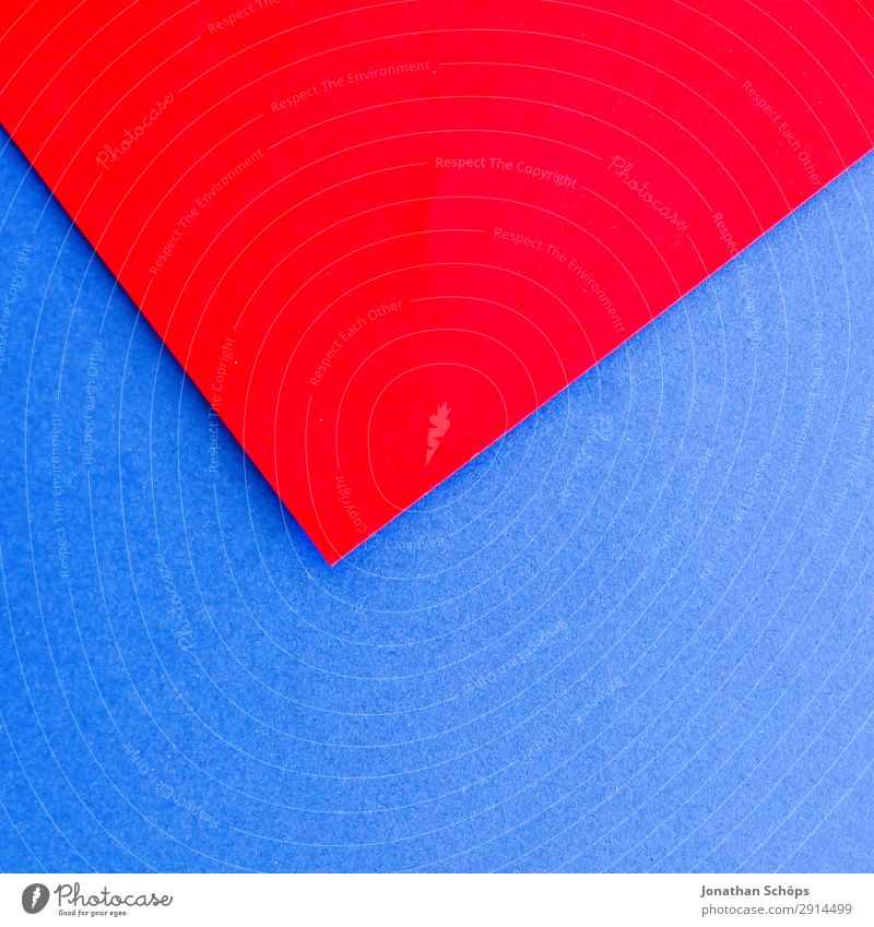 grafisches Hintergrundbild aus Buntpapier Basteln Papier leuchten einfach blau rot flach Geometrie graphisch grell Entwurf minimalistisch Karton Textfreiraum