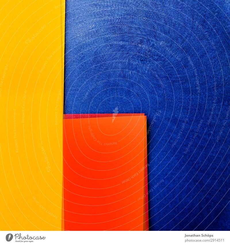 grafisches Hintergrundbild aus Buntpapier Basteln Papier leuchten einfach blau gelb rot flach Geometrie geradeaus graphisch grell Entwurf minimalistisch Karton