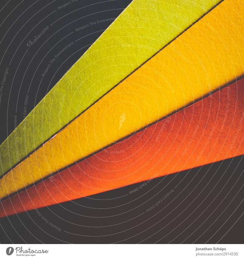 grafisches Hintergrundbild aus Buntpapier Basteln Kunst Papier einfach mehrfarbig gelb grün rot Rahmen flach Geometrie graphisch Entwurf minimalistisch orange