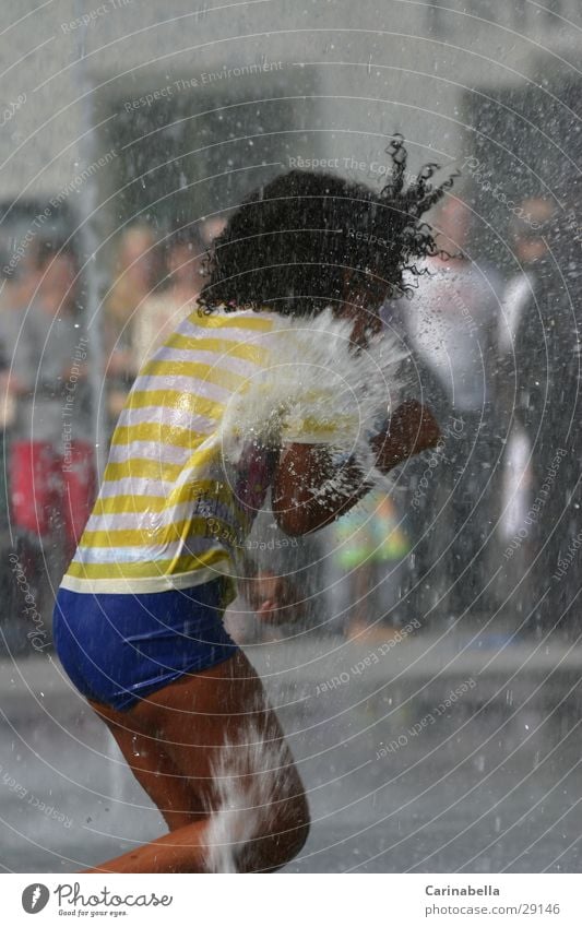Platsch Kind Springbrunnen spritzen nass Sommer Spielen Mensch Wasser