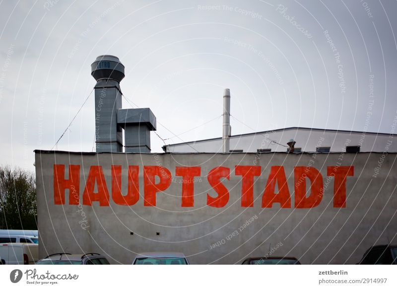 Hauptstadt Berlin Deutschland Neukölln Industrie Industriefotografie Lager Halle Lagerhalle Wand Mauer Schriftzeichen Aufschrift Typographie Schornstein Lüftung
