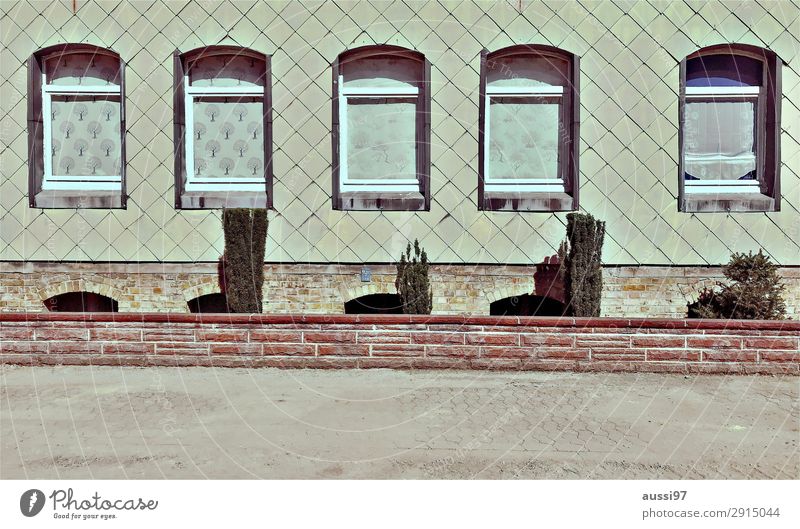 5•120=600 Fenster Fassade Schiefer Wohnung Vorgarten Idylle Menschenleer kalt austauschbar Vorstadt Gedeckte Farben Parterre Erdgeschoss