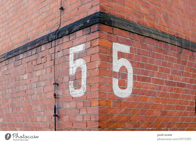 55 um die Ecke Kreuzberg Wand Fassade Blitzableiter Backstein Ziffern & Zahlen alt authentisch eckig historisch rot Einigkeit Ordnungsliebe Stil Symmetrie