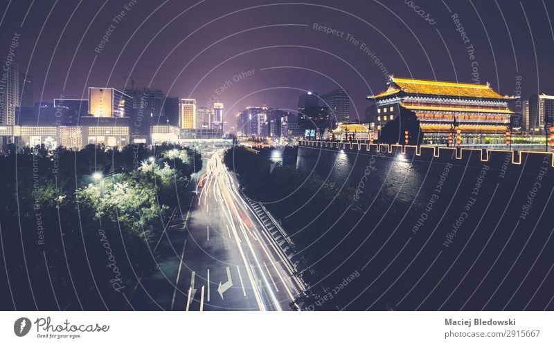 Xian-Skyline mit Stadtmauer bei Nacht, China. Ferien & Urlaub & Reisen Tourismus Ausflug Sightseeing Städtereise Stadtzentrum bevölkert Mauer Wand Wahrzeichen