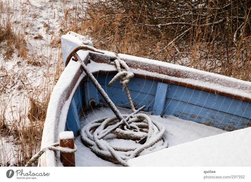 Winterschlaf Schnee Wassersport Wasserfahrzeug Eis Frost kalt blau braun weiß Gefühle Müdigkeit Trägheit Einsamkeit Freizeit & Hobby ruhig Symmetrie