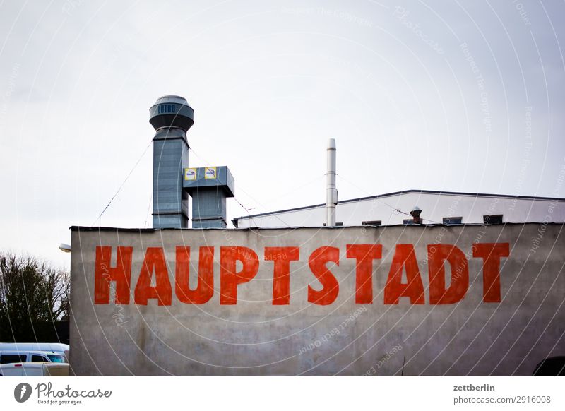 HAUPTSTADT Hauptstadt Berlin Deutschland Neukölln Industrie Industriefotografie Lager Halle Lagerhalle Wand Mauer Schriftzeichen Aufschrift Typographie