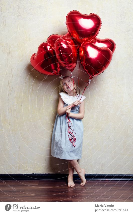 I Herz you! Glück Valentinstag Muttertag Mensch feminin Kind Mädchen Kindheit 1 3-8 Jahre Kleid beobachten fliegen Lächeln Fröhlichkeit niedlich Lebensfreude