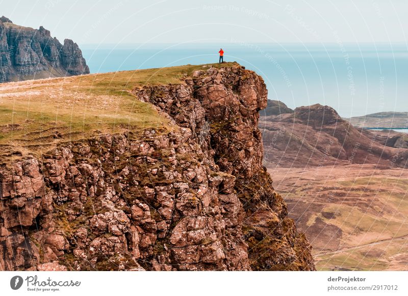 Ein Fotograf fotografiert die Aussicht auf Isle of Skye IV Natur Umwelt wandern Ferien & Urlaub & Reisen Berge u. Gebirge Seeküste Wanderung wanderweg Quiraing