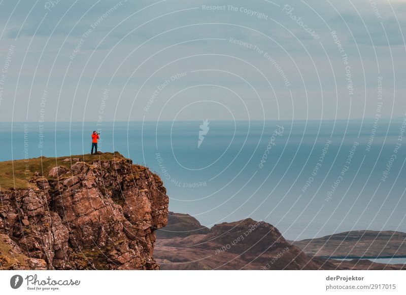 Ein Fotograf fotografiert die Aussicht auf Isle of Skye V Natur Umwelt wandern Ferien & Urlaub & Reisen Berge u. Gebirge Seeküste Wanderung wanderweg Quiraing