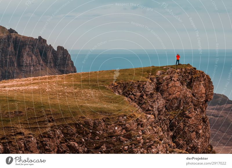 Ein Fotograf fotografiert die Aussicht auf Isle of Skye III Natur Umwelt wandern Ferien & Urlaub & Reisen Berge u. Gebirge Seeküste Wanderung wanderweg Quiraing