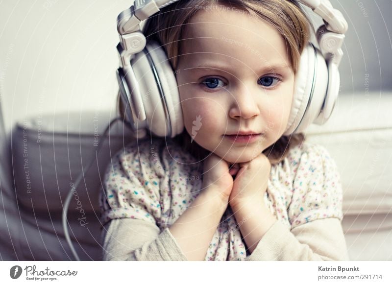 Only Love Mensch Kleinkind 1 3-8 Jahre Kind Kindheit Musik hören Kopfhörer Denken Erholung genießen träumen niedlich Zufriedenheit Sehnsucht Nostalgie Stimmung