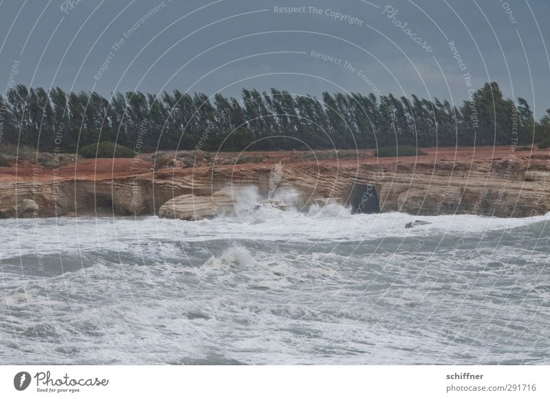 Wellenbad Umwelt Natur Landschaft Urelemente Erde Wasser Wolken Gewitterwolken schlechtes Wetter Unwetter Wind Sturm Küste Bucht Meer bedrohlich dunkel trist