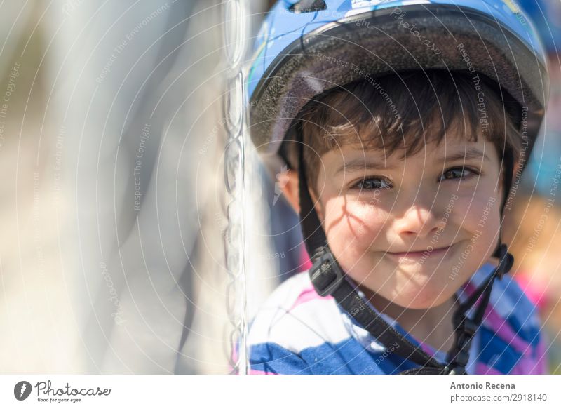 Helm Kind Glück Mensch Kleinkind Junge 1 1-3 Jahre Lächeln Sicherheit Schutz Geborgenheit Motorradfahren Schutzhelm 3s dreijährig Zaun Menschen Fahrrad 1 Mensch