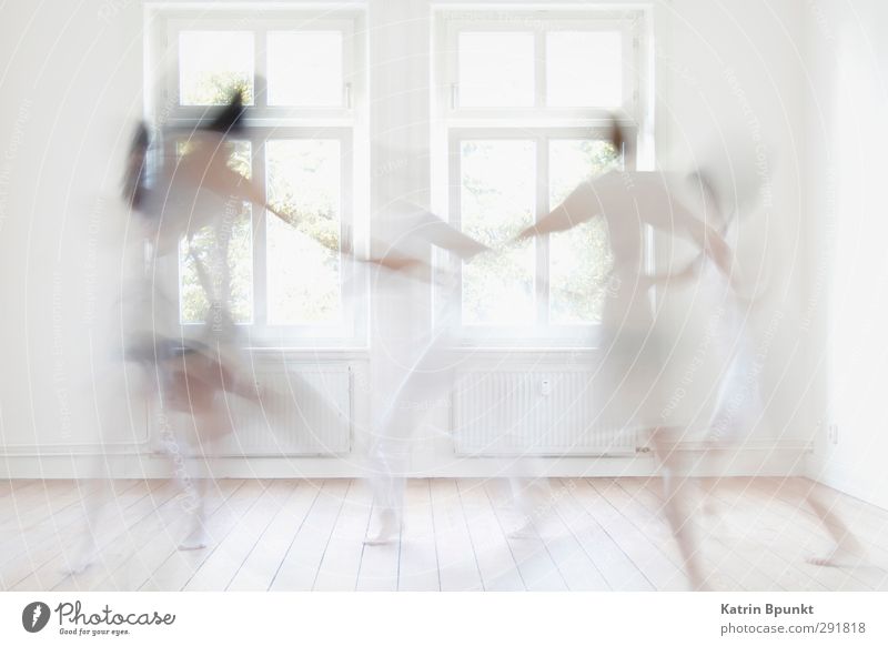 dancing ghosts #2 Raum Mensch 5 Tänzer Tanzen sportlich hell weiß Freude Leben Geister u. Gespenster Gedeckte Farben Innenaufnahme Gegenlicht Bewegungsunschärfe