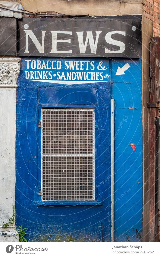 Fassade Ladengeschäft Kiosk Stadt Architektur Handel England Großbritannien Leeds Zeitung Tabak Tabakwaren Süßwaren Getränkebude Ladenfront Belegtes Brot