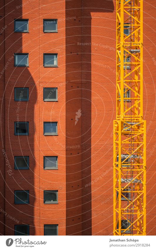orange Hochhausfassade in Leeds, England Haus Bankgebäude Bauwerk Gebäude Architektur Fassade ästhetisch gelb Kran Schatten Fenster Häusliches Leben Büro
