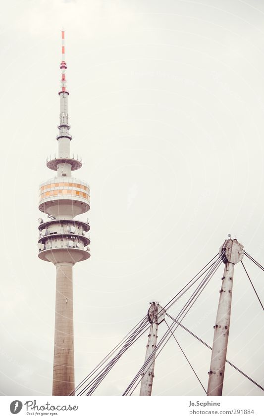 tomorrow my friend Turm Bauwerk Architektur Sehenswürdigkeit Wahrzeichen Fernsehturm hoch München trist Stadt urban grau Kommunizieren Surrealismus Farbfoto