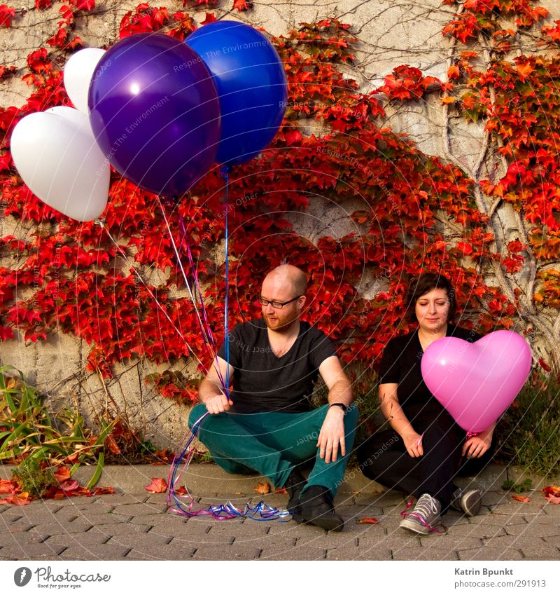 Diversity Mensch maskulin Junge Frau Jugendliche Junger Mann 2 18-30 Jahre Erwachsene Luftballon sitzen warten blau violett rosa weiß Freundschaft einzigartig