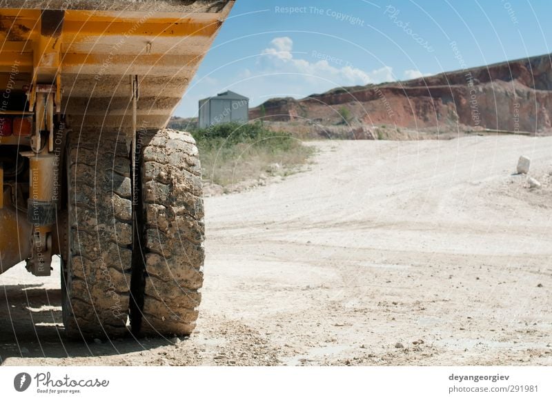 Ein Lastwagen im Steinbruch. Nahaufnahme von Reifen und Anhänger Arbeit & Erwerbstätigkeit Industrie Maschine Technik & Technologie Sand Himmel Felsen Verkehr