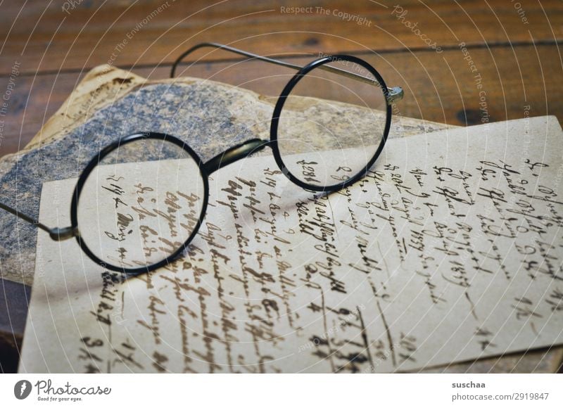 altes handschriftliches schriftstück mit brille und altem buch retro altehrwürdig Brief schreiben Text Papier Antiquität Handschrift Mitteilung vergänglich