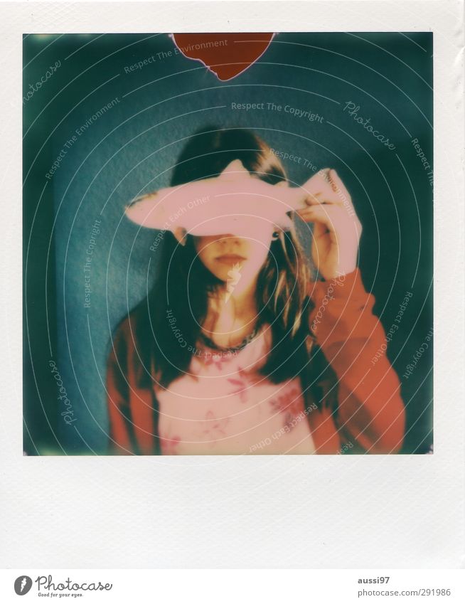 Am I fish? Polaroid Fisch Forelle Essen blenden Perspektive Auge Porträt Kind Mädchen Jugendliche Junge Frau Schutz geschlossen abgewendet Wegsehen Blick blind