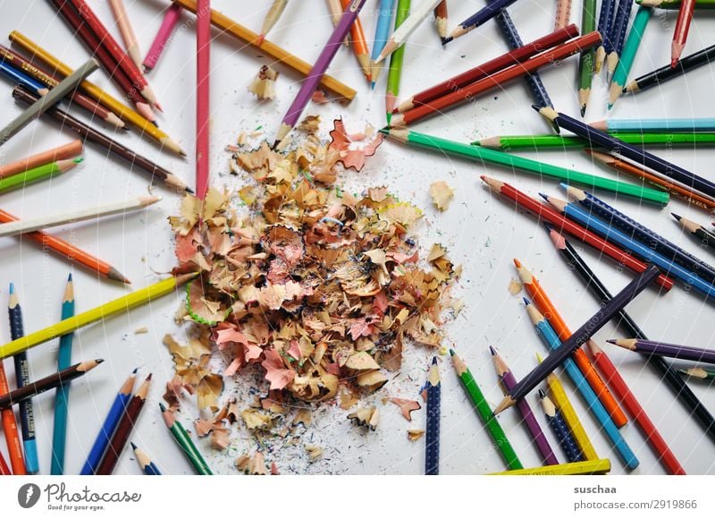 bunte buntstifte (2) zeichnen Zeichenstift Farbstift Künstler chaotisch durcheinander dreckig anspitzen Spitze Späne Holz mehrfarbig Schule Kindererziehung Büro