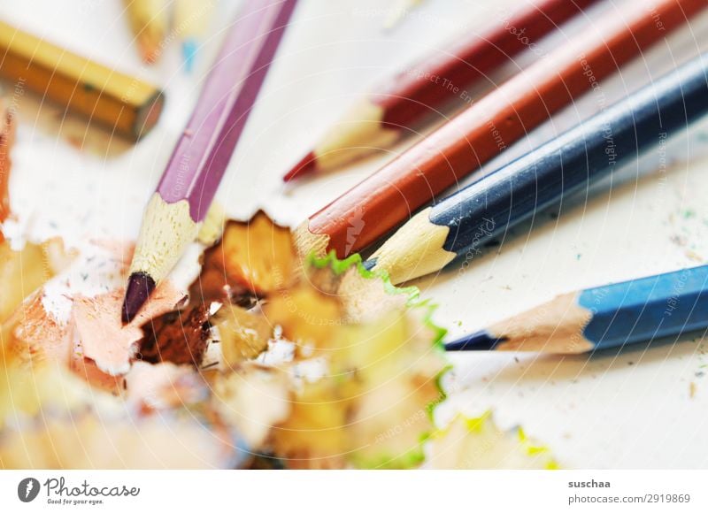 stifte anspitzen zeichnen Zeichenstift Farbstift Künstler chaotisch durcheinander dreckig Anspitzer Spitze Späne Holz mehrfarbig Schule Kindererziehung Büro