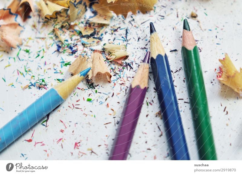stifte anspitzen (2) zeichnen Zeichenstift Farbstift Künstler chaotisch durcheinander dreckig Anspitzer Spitze Späne Holz mehrfarbig Schule Kindererziehung Büro