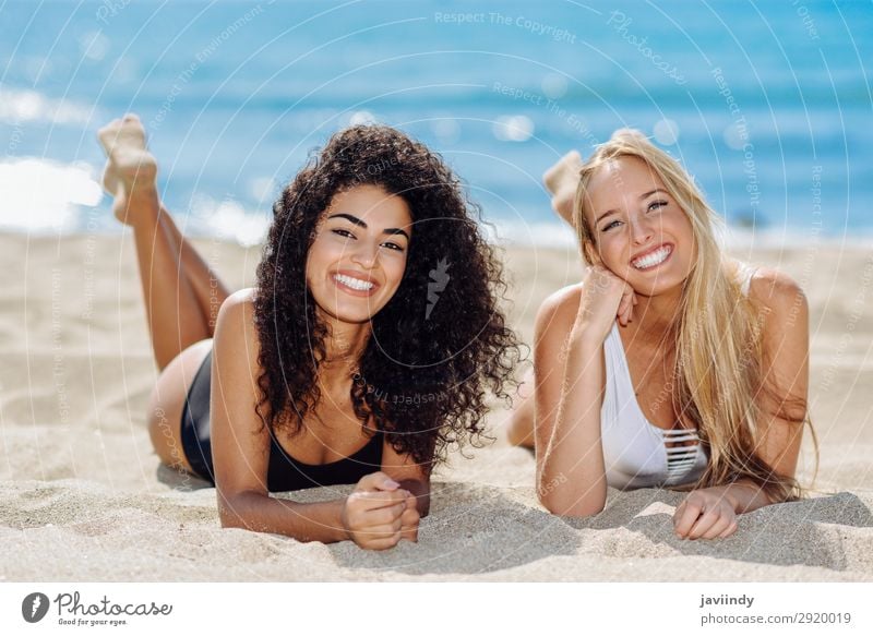 Zwei junge Frauen im Badeanzug an einem tropischen Strand. Lifestyle Freude Glück schön Körper Haare & Frisuren Freizeit & Hobby Ferien & Urlaub & Reisen