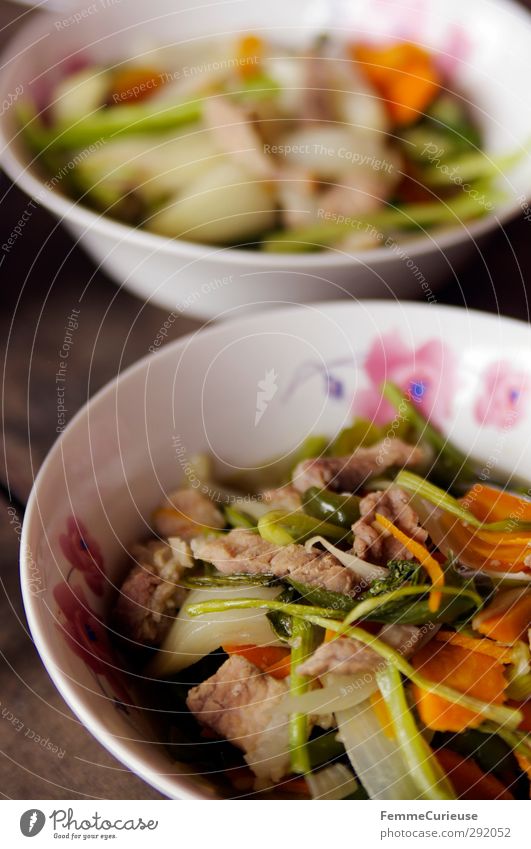 Cambodian Food. Lebensmittel Fleisch Fisch Ernährung Mittagessen Abendessen Geschirr Schalen & Schüsseln genießen Gemüse Möhre Lauchgemüse Hähnchen Blüte rosa