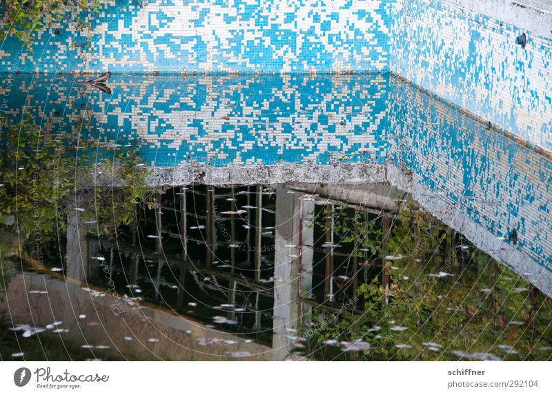 Tetris-Spiegel Ruine alt Unbewohnt Schwimmbad Wasser Wasseroberfläche Reflexion & Spiegelung verfallen Einsamkeit historisch Mosaik Fliesen u. Kacheln verfaulen