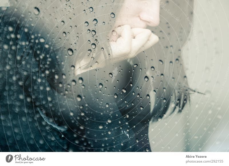 [200] Melancholie feminin Junge Frau Jugendliche 1 Mensch 18-30 Jahre Erwachsene Regen schwarzhaarig berühren Denken Traurigkeit weinen dunkel weiß Gefühle