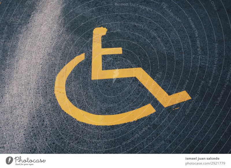 Rollstuhl-Ampel auf der Straße in der Stadt Bilbao Verkehrsgebot Hinweisschild Signal Symbole & Metaphern Behinderte Behindertengerecht parken umgänglich Pflege
