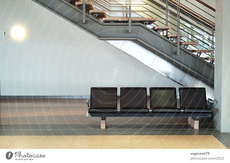 Sitzreihe am Flughafen Sitzgelegenheit sitzen Bank Menschenleer Treppe Innenarchitektur Architektur modern Moderne Architektur Innenaufnahme Wartehalle Design