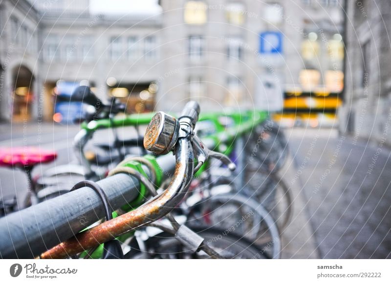 Drahtesel Fahrradfahren Umwelt Stadt Stadtzentrum Verkehr Verkehrsmittel Straße alt dreckig kalt Fahrradtour Fahrradbremse Fahrradlenker Fahrradklingel Klingel