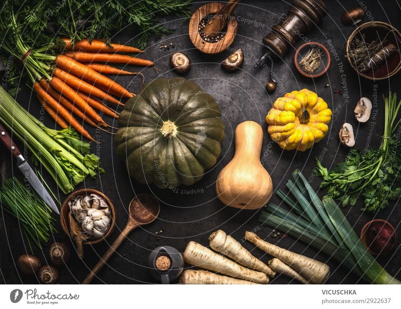 Herbstsaisonales Essen. Verschiedene bunte Kürbisse und Gemüse aus biologischem Anbau. Vegetarisches Kochen. Rezepte für Thanksgiving oder Halloween.