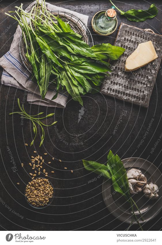 Bärlauch Pesto Zutaten auf dunklem rustikalem Küchentisch Lebensmittel Kräuter & Gewürze Ernährung Bioprodukte Vegetarische Ernährung Diät Geschirr Stil