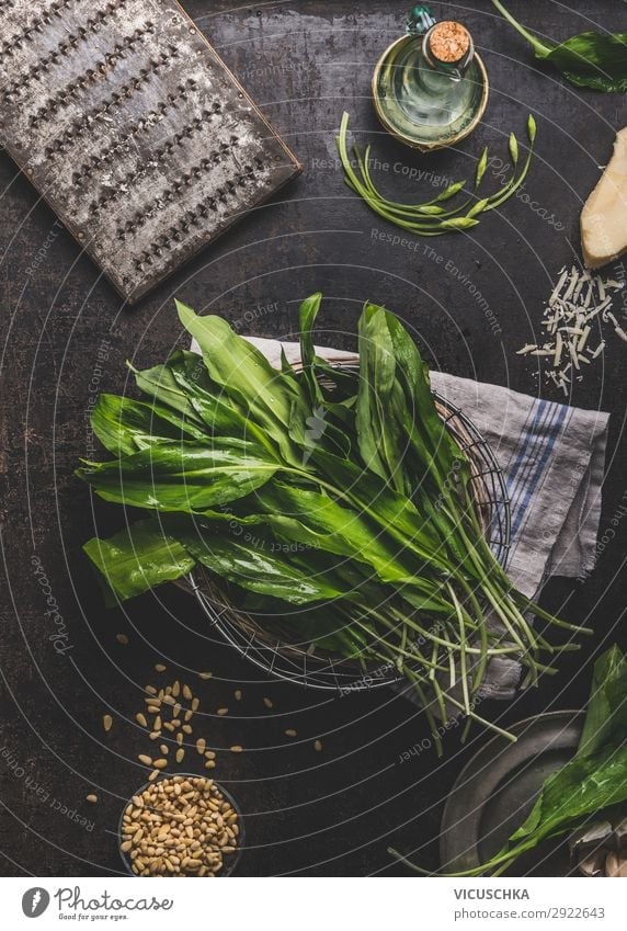 Bärlauch auf Küchentisch Lebensmittel Salat Salatbeilage Kräuter & Gewürze Ernährung Bioprodukte Vegetarische Ernährung Diät Geschirr kaufen Stil Design
