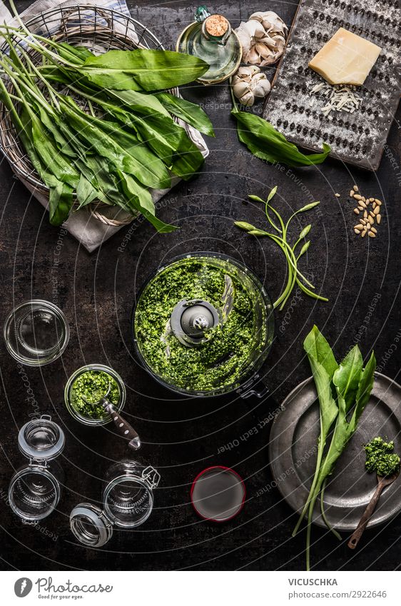 Bärlauch Pesto zubereiten Lebensmittel Salat Salatbeilage Kräuter & Gewürze Öl Ernährung Bioprodukte Vegetarische Ernährung Diät Geschirr Stil Design