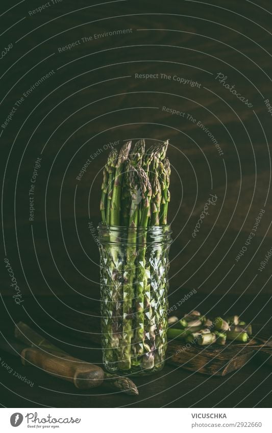 Grüner Spargel im Glas mit Wasser ein lizenzfreies Stock